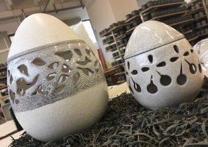 Uova di pasqua in ceramica traforate Ceramiche Liberati