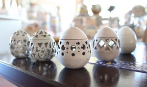 Uova in ceramica traforate Ceramiche Liberati