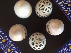 Uova traforate in ceramica artistica Ceramiche Liberati