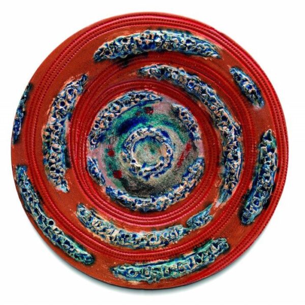 Piatto da muro in ceramica e cristalli, rosso e blu