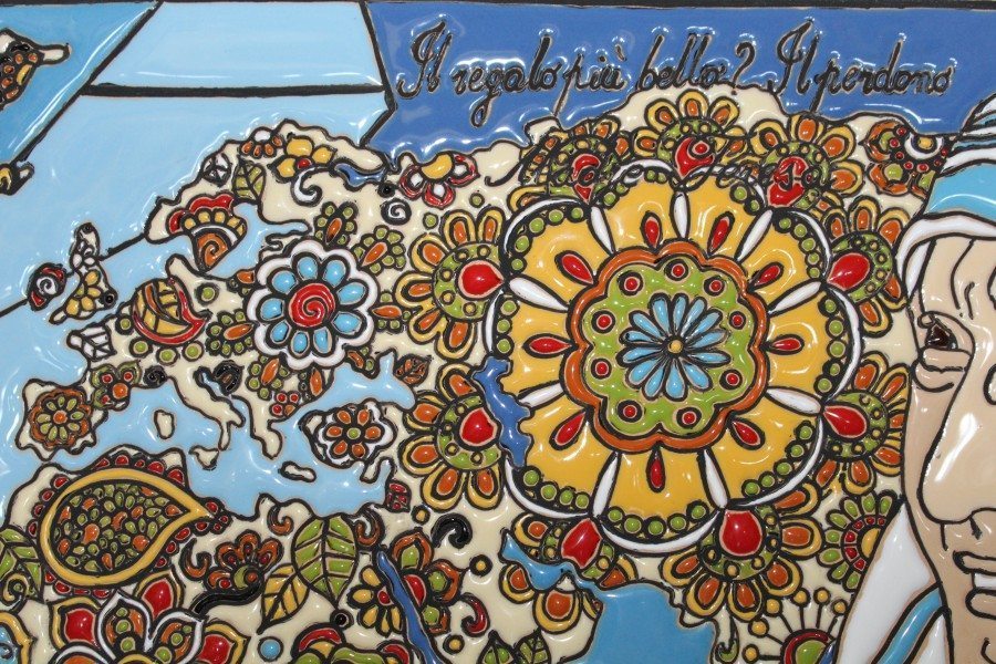 30CFI Pannello in ceramica Malala e Maria Teresa in cuerda seca Ceramiche Liberati