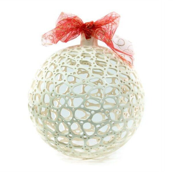 Grande sfera di Natale in ceramica bianca traforata