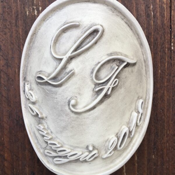 Etichetta in ceramica ovale con iniziali e data