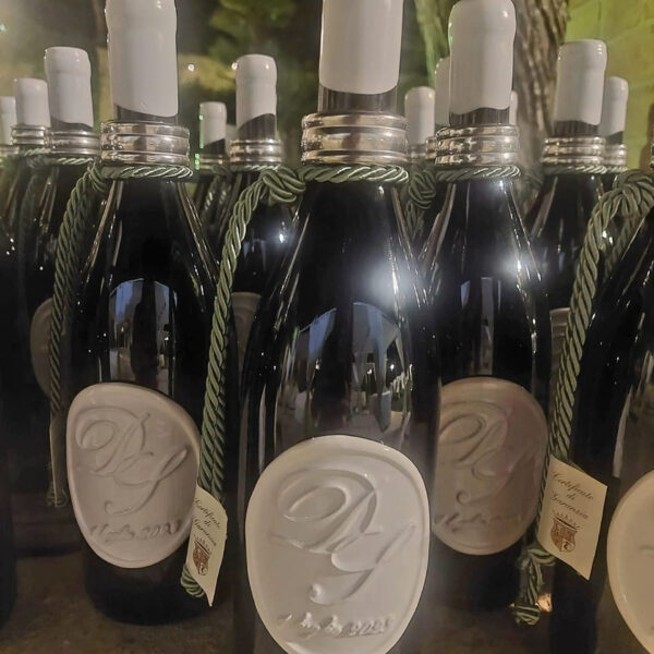 Etichetta in ceramica con iniziali a rilievo