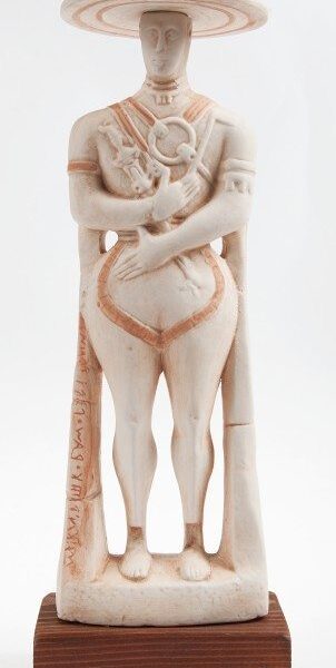 Guerriero di Capestrano in ceramica artigianale, scala 1:8