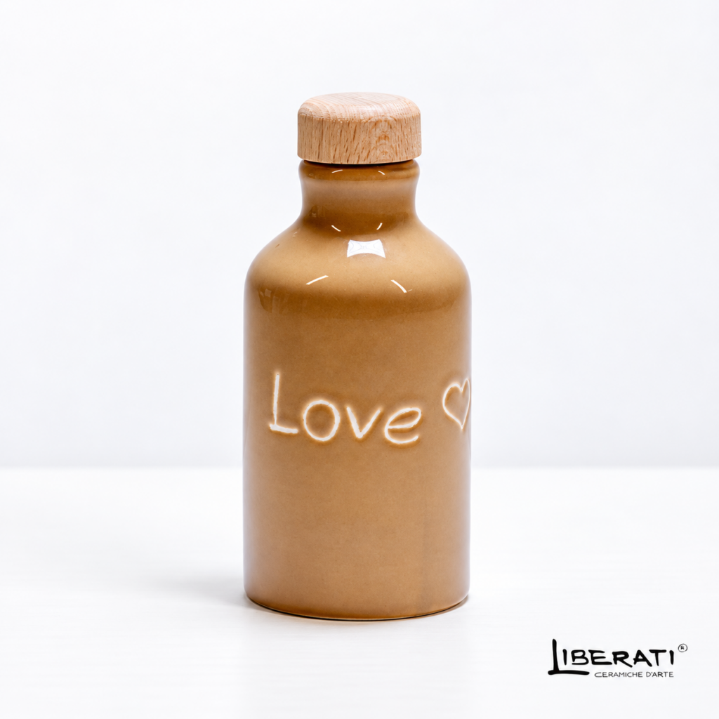 Bottiglia olio Love Tortora su fondo bianco 2