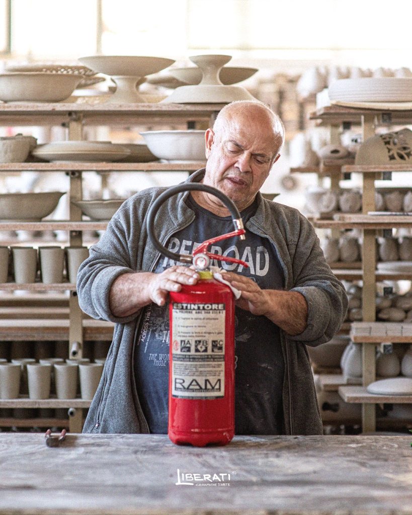 Estintore in ceramica iperrealistico